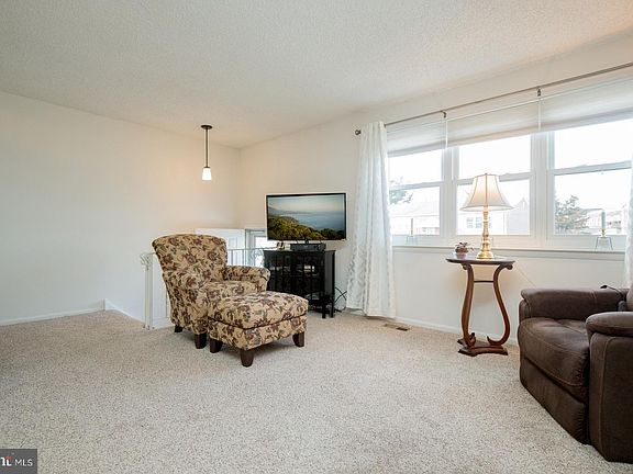 4th image of 11951 Alberta Dr