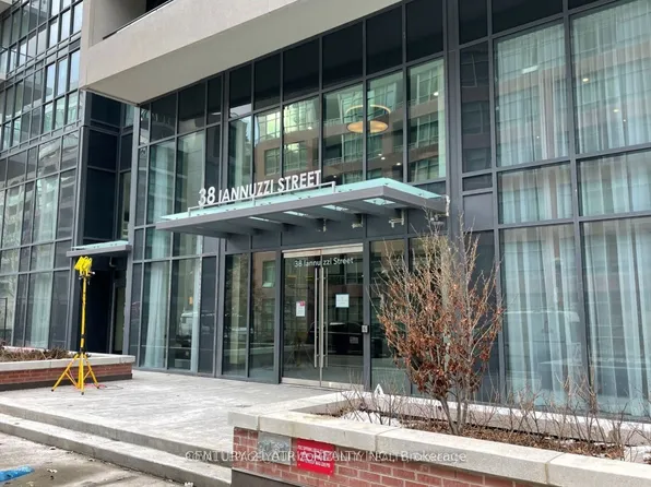 38 Iannuzzi St #2113, Toronto, ON M5V 0A2