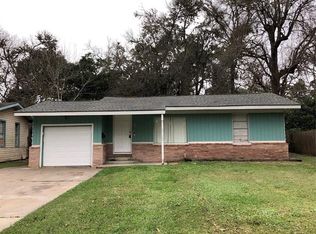 107 Jasmine St, Lake Jackson, TX 77566