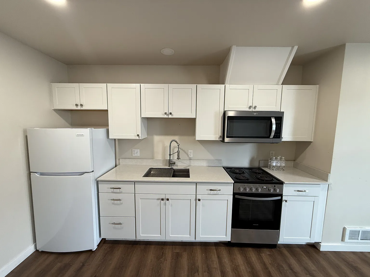 Studio, 400 sqft, $855 — Photo 3
