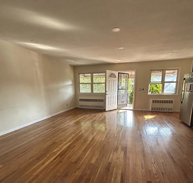 1st image of 964 E 100th St #964
