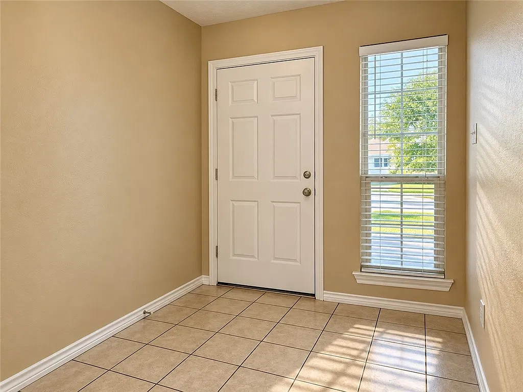 4 bed, 1679 sqft, $2,000 — Photo 2