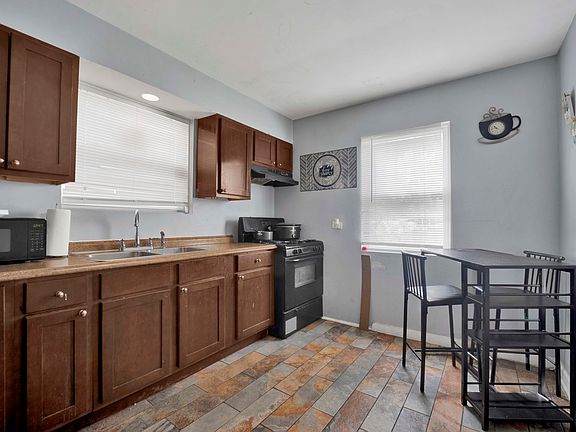 3rd image of 321 W 104th St