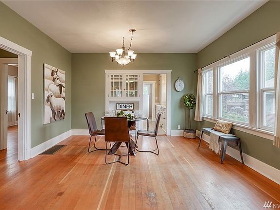 4th image of 202 E Evergreen St