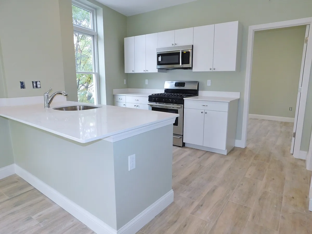 Building Photo - 10 Roxbury St #2L