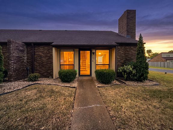2nd image of 100 Castlewood Ln