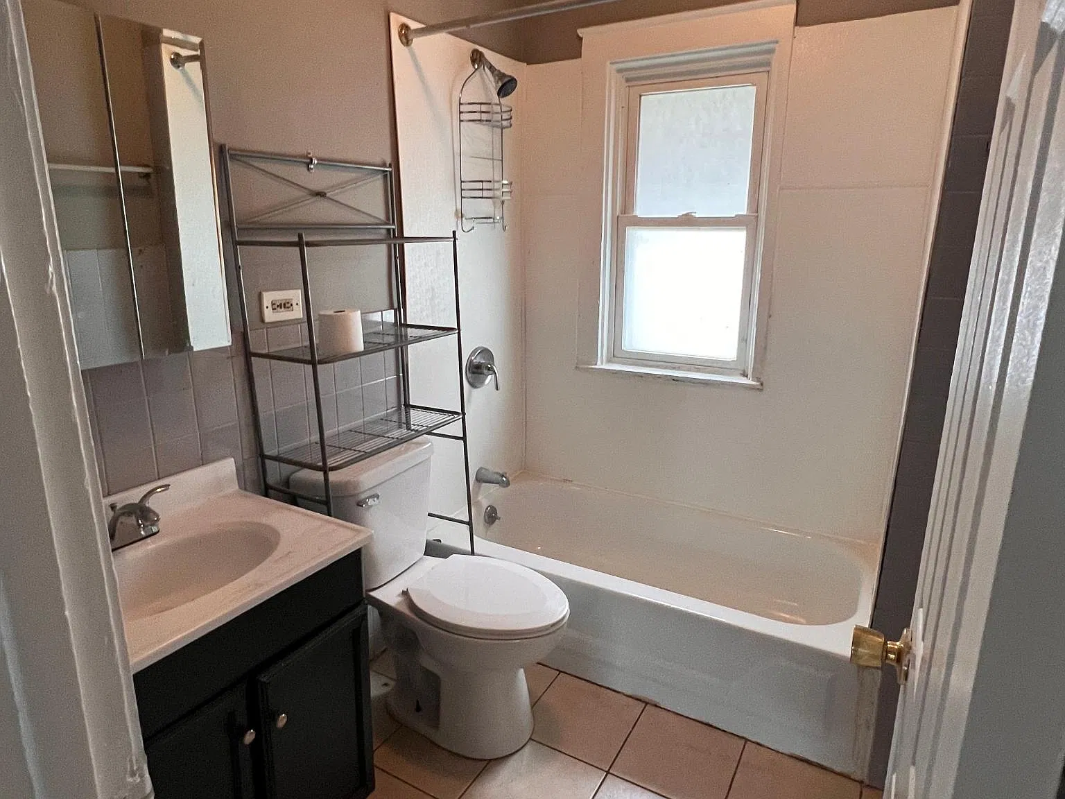 3 bed, 10 sqft, $1,600 — Photo 4