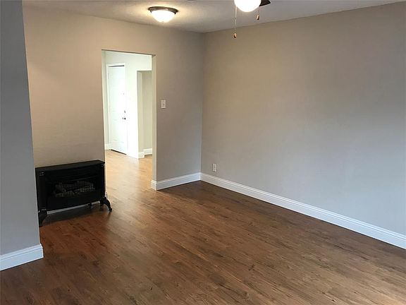3rd image of 3009 Oakwood St