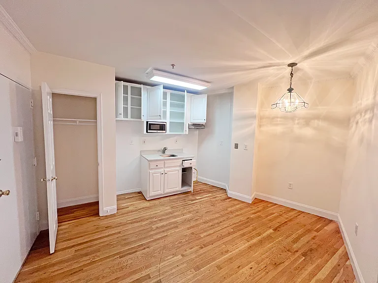 55 Sip Ave #4D — Photo 1