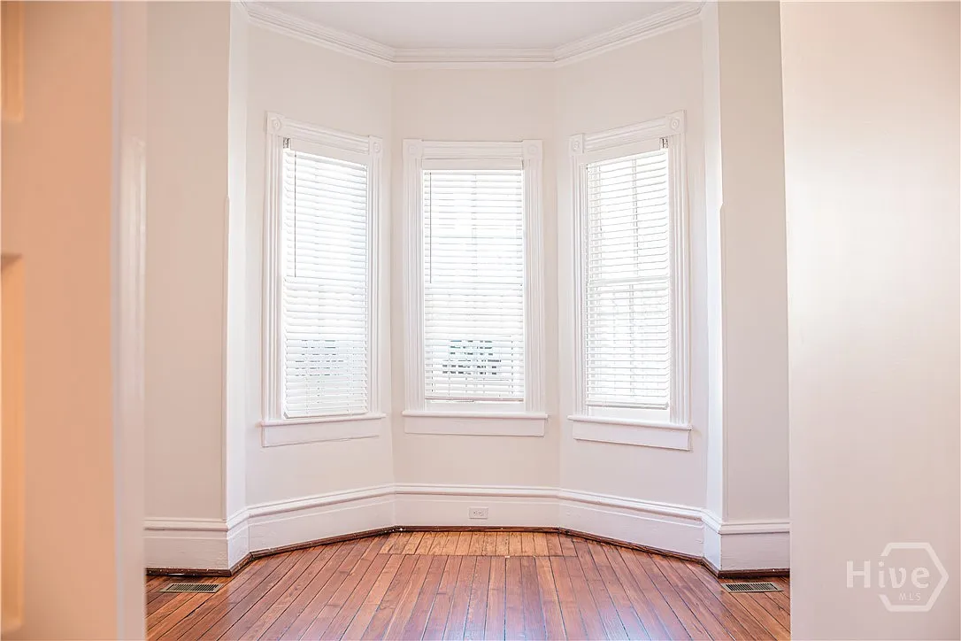 2 bed, 1.5 bath, 1050 sqft, $2,700 — Photo 4