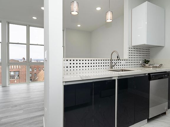4th image of 144 Bergen Ave #2A