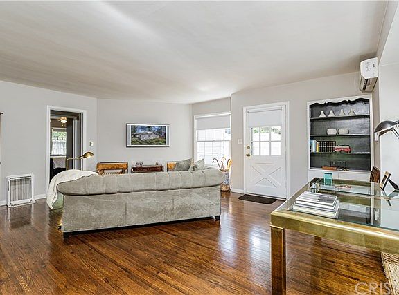 5th image of 10607 Camarillo St