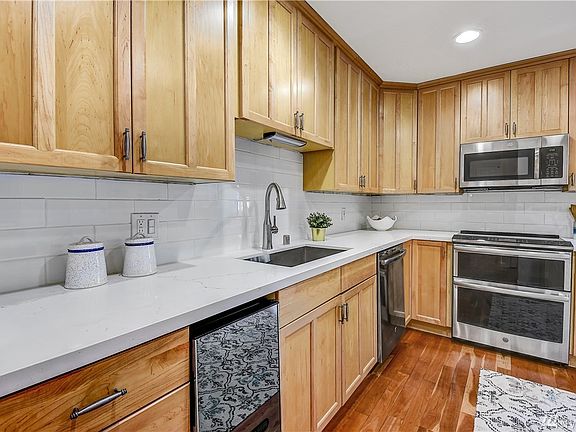 3rd image of 9715 NE Juanita Dr #B105