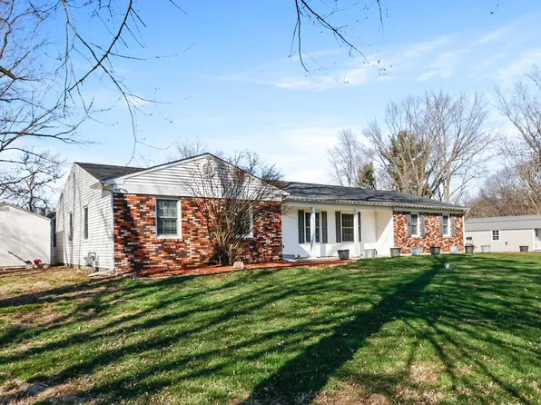 221 Meadowridge Rd, Valparaiso, IN 46385
