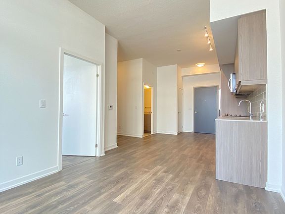 3rd image of 36 Manor Rd E #302