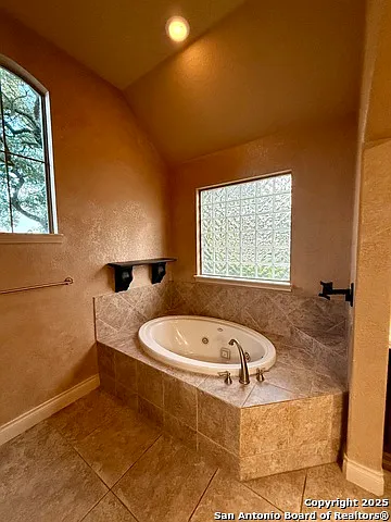 215 Evans Oak Ln — Photo 22