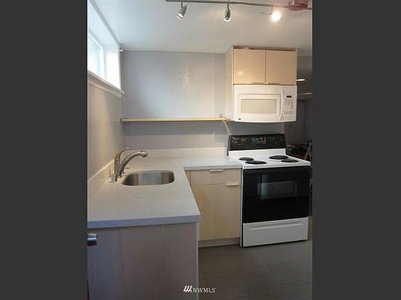 5th image of 5027 9th Ave NE #Na