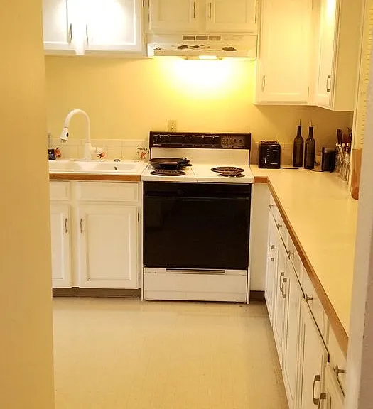 859 Roxwood Ln — Photo 7