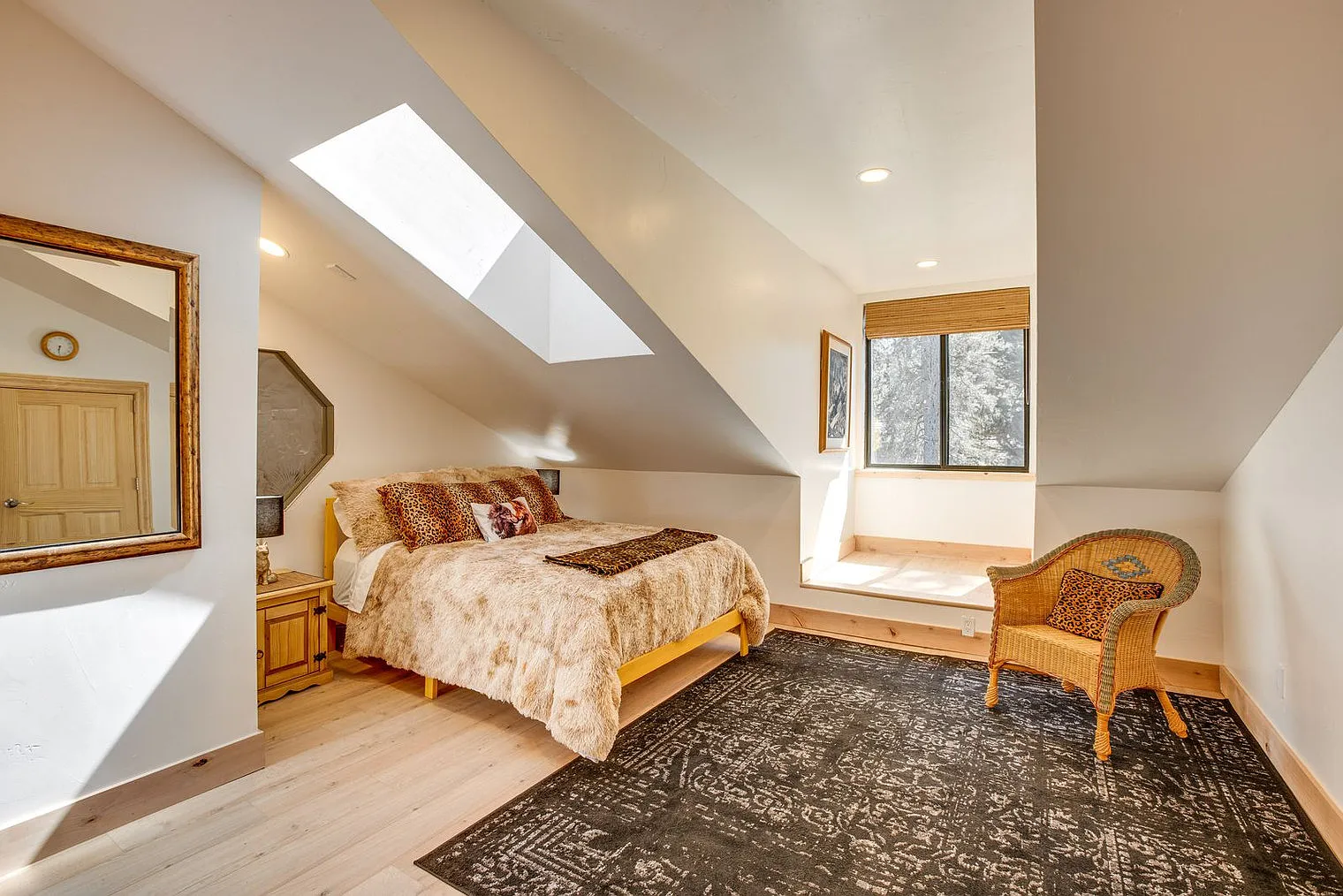 7 bed, 4.0 bath, 6296 sqft, $19,103 — Photo 4