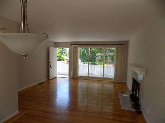 4th image of 2594 Briarfield Ave