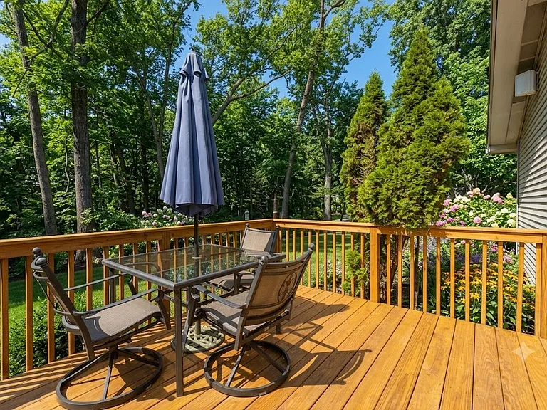 1091 Boston Post Rd — Photo 16