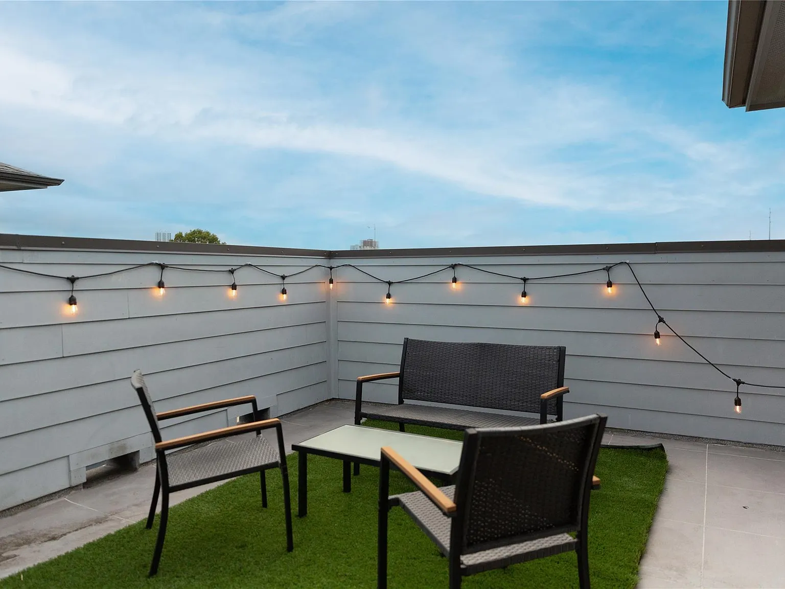3 bed, 3.5 bath, 2090 sqft, $2,600 — Photo 4