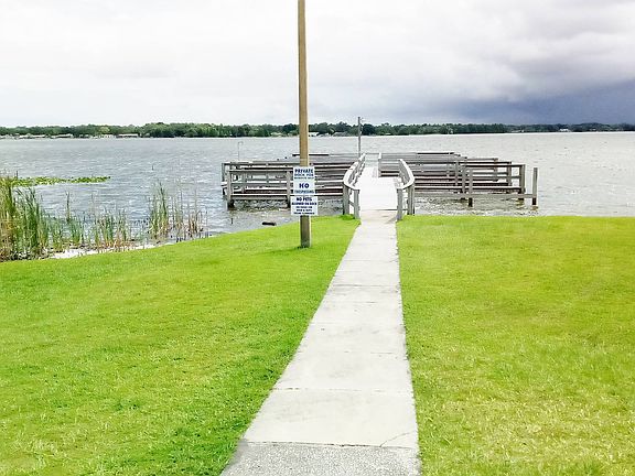 5th image of 704 Fountainview Lake Dr