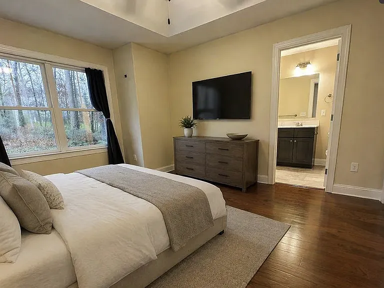 2238 Deyerle Ave — Photo 24