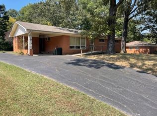 902 Glisson Rd, Paris, TN 38242