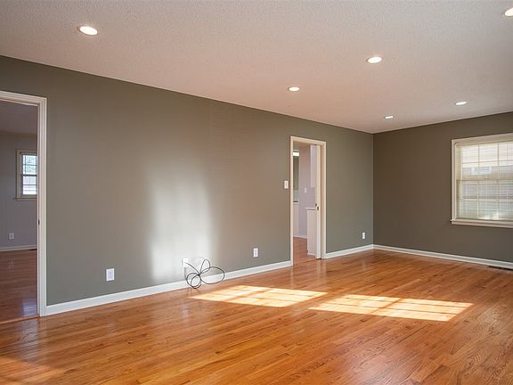 4th image of 91 Lesa Dr