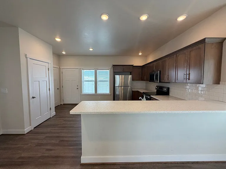 915 N Western Ave — Photo 10