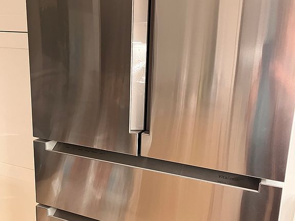Bosch fridge with filtered water inside and ice maker