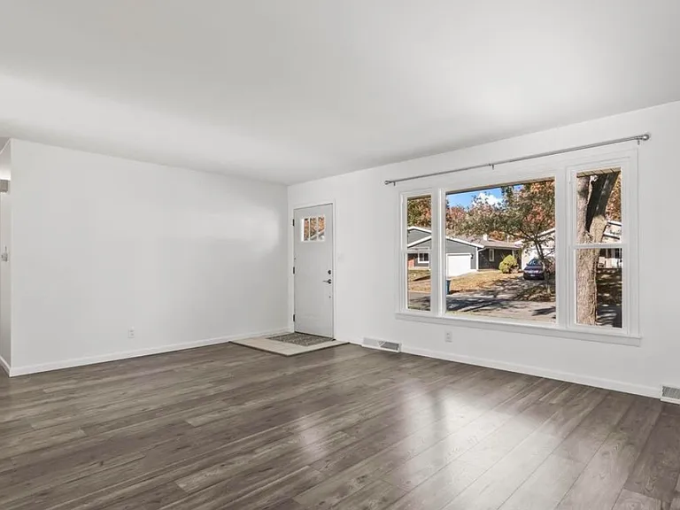 2054 Brentwood Dr — Photo 7