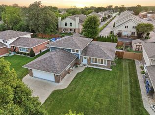 10548 S Tod Dr, Palos Hills, IL 60465