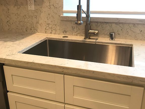 4th image of 102 N Hayworth Ave #5