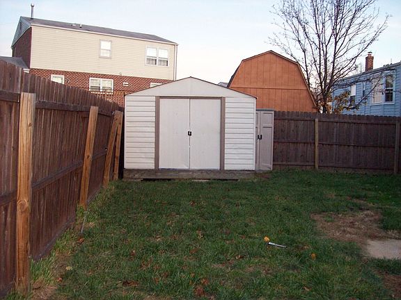 Private pet friendly yard and your own shed