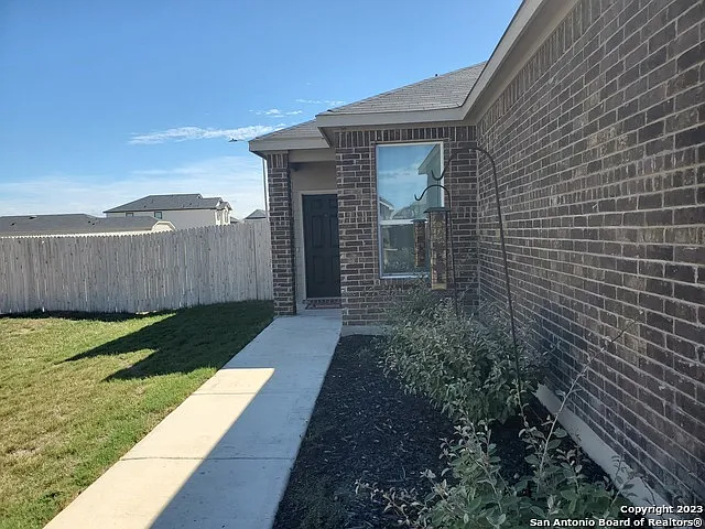 3 bed, 2.0 bath, 1600 sqft, $1,895 — Photo 3