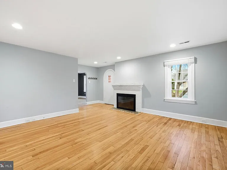 304 Elm Ave — Photo 3