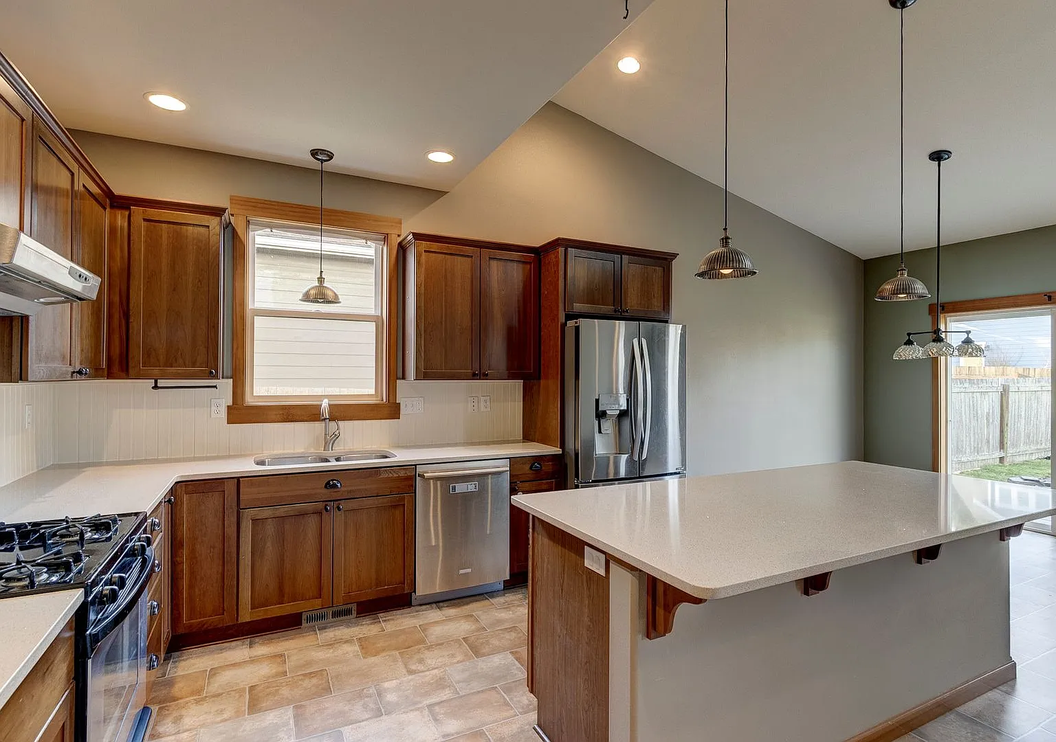 Spacious 3 Bedroom Plus Office With Ac, Gas Fireplace And Fenced Backyard **Avaliable Through Jun... — Photo 2