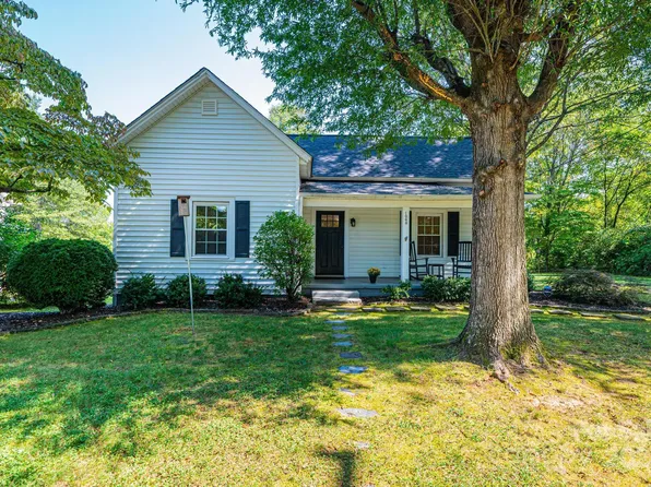 1068 6th Avenue Dr NW, Hickory, NC 28601