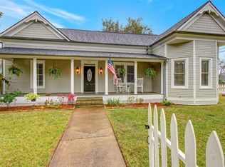 611 W Adoue St, Alvin, TX 77511