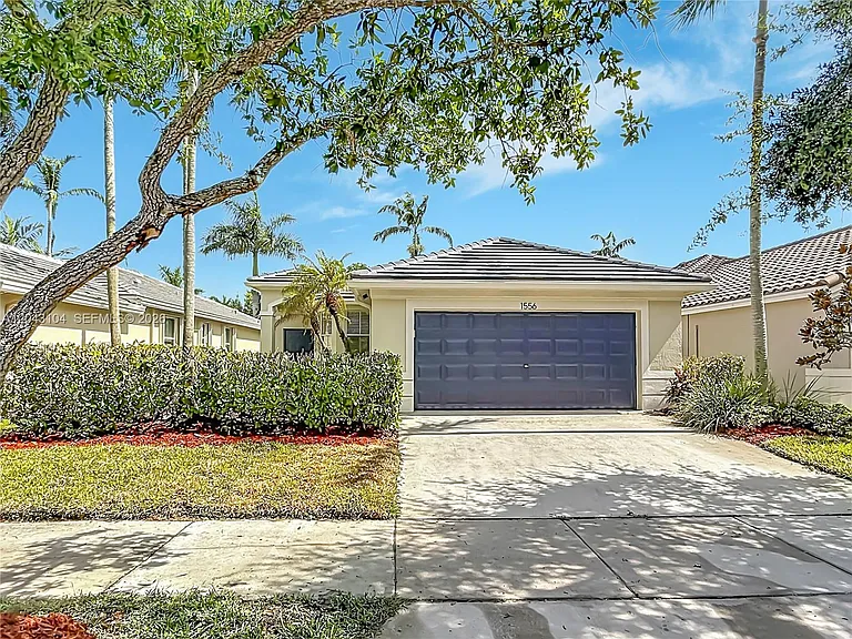 1556 Winterberry Ln — Photo 2