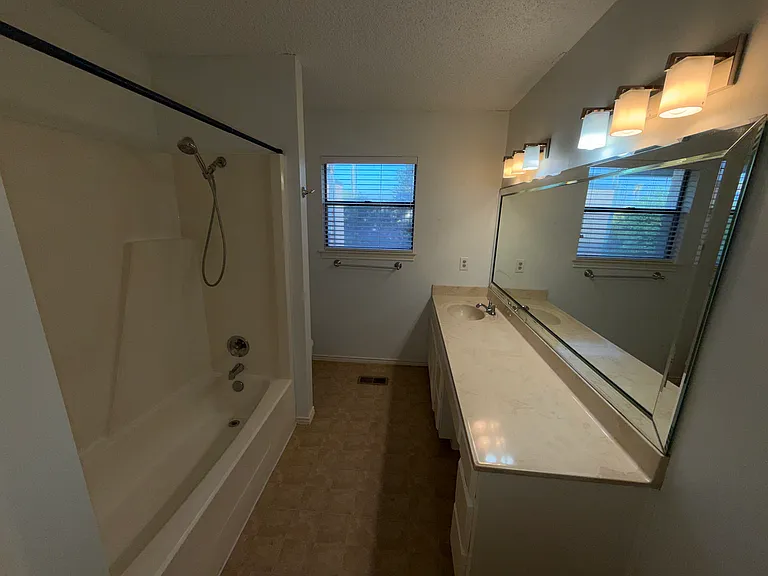 5180 Middlecoff Rd #C — Photo 7