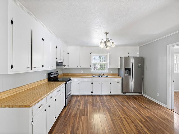 5th image of 302 Lucky St