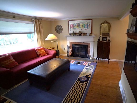 Living room (bay window)