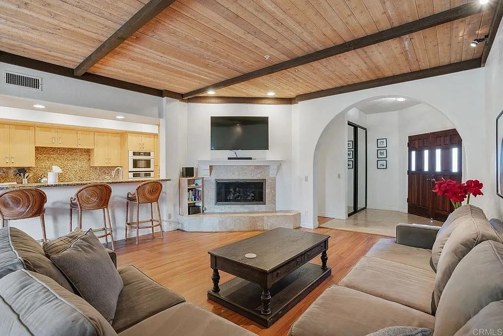 3 bed, 2060 sqft, $8,999 — Photo 4
