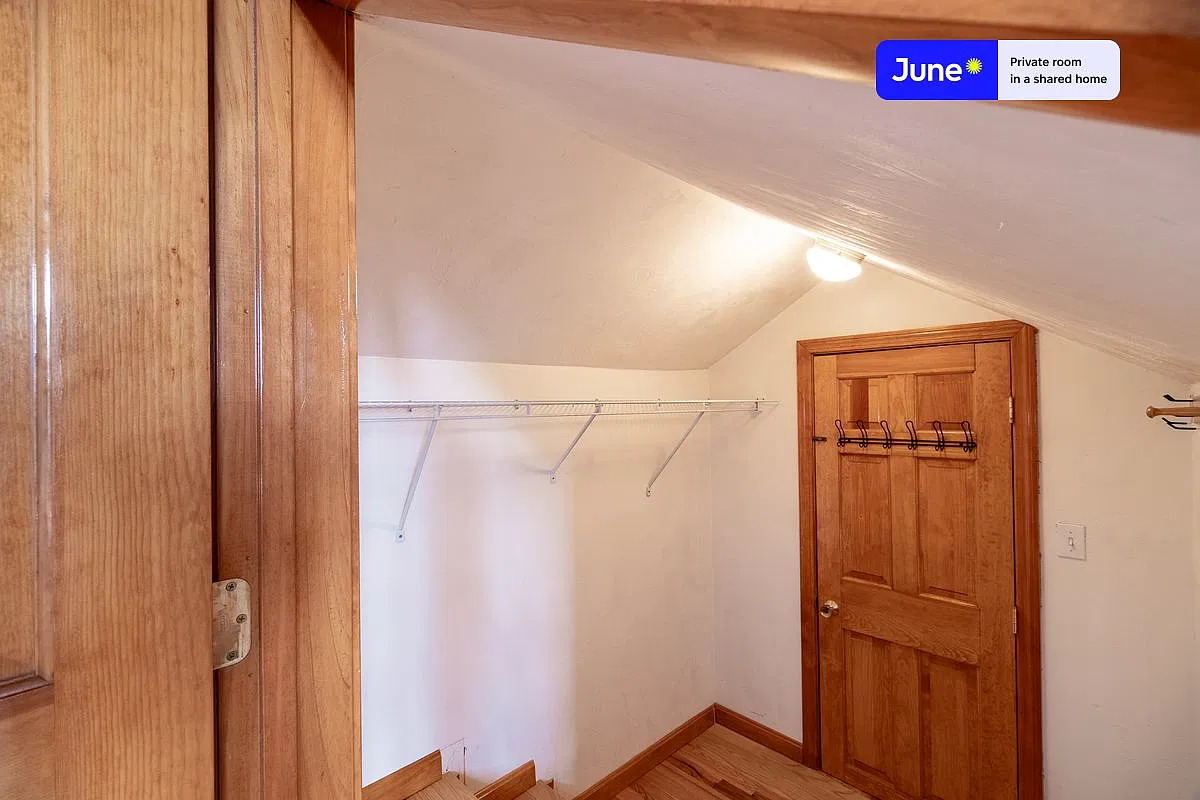 Queen bedroom in 5 bed/2 bath home in Medford #1834 E — Photo 4