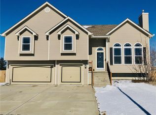 8725 N Robinhood Ave, Kansas City, MO 64154