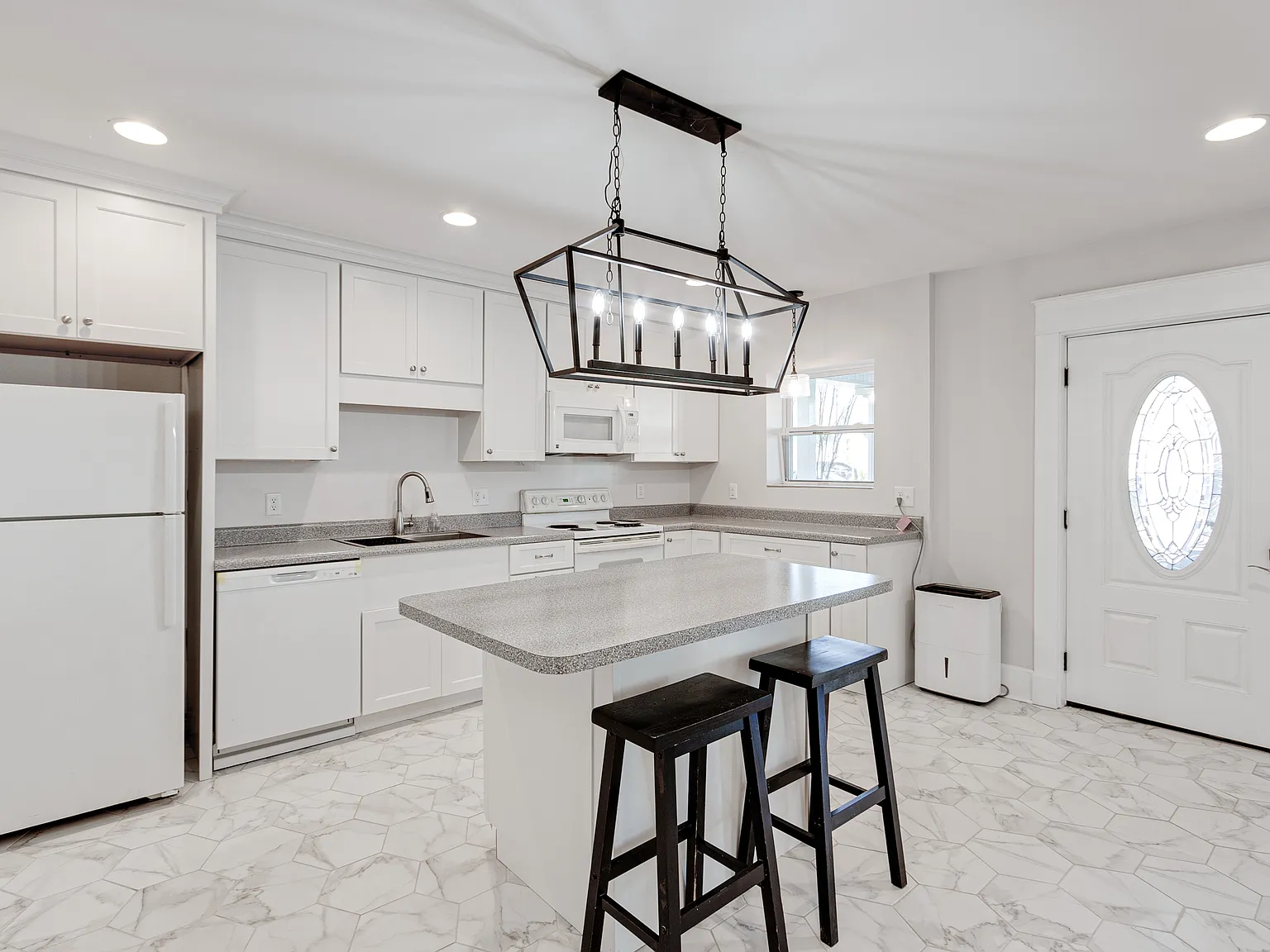 2450 Woodbine Ave — Photo 3