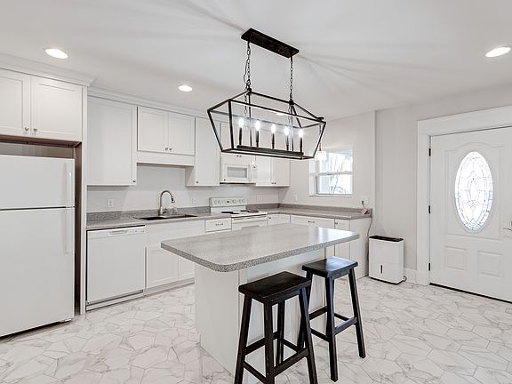 3rd image of 2450 Woodbine Ave APT 1